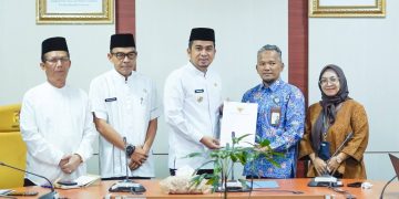 Wali Kota Solok Menerima Penyerahan Hasil Opini Penilaian Maladministrasi Penyelenggaraan Pelayanan Publik Tahun 2025 dari Ombidsman
