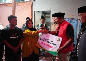 Bupati Solok Serahkan Bantuan Rumah Layak Huni di Alahan Panjang