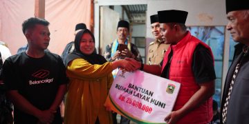 Bupati Solok Serahkan Bantuan Rumah Layak Huni di Alahan Panjang