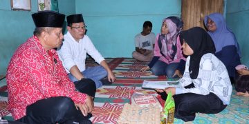 Wali Kota Payakumbuh Serahkan Bantuan Sosial Swadaya Masyarakat Kepada Tiga Warga di Kelurahan Koto Panjang Padang