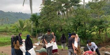 Mahasiswa STKIP Ahlussunnah Turun ke Nagari, Bantu Pemulihan Pascabencana Longsor di Solok