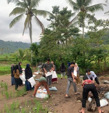 Mahasiswa STKIP Ahlussunnah Turun ke Nagari, Bantu Pemulihan Pascabencana Longsor di Solok