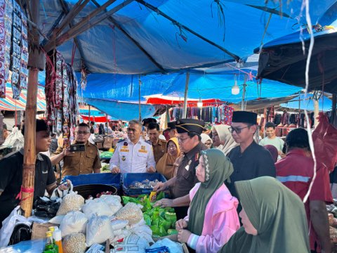 Jelang Hari Raya Idul Fitri, Pemkab Solok Sidak Harga Bahan Pokok di Pasar Muara Panas