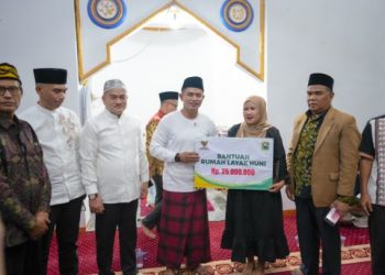 Bupati Solok Serahkan Bantuan Sembako dan Bedah Rumah dari Baznas kepada Warga Saniang Baka
