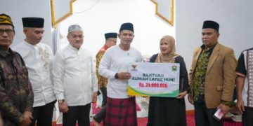 Bupati Solok Serahkan Bantuan Sembako dan Bedah Rumah dari Baznas kepada Warga Saniang Baka