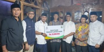 Bupati Solok Serahkan Bantuan Rumah Layak Huni di Nagari Sungai Janiah
