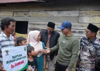Bupati Solok Serahkan Bantuan Rumah Layak Huni di Nagari Simpang Tanjung Nan Ampek