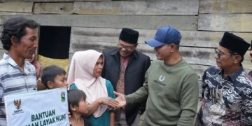 Bupati Solok Serahkan Bantuan Rumah Layak Huni di Nagari Simpang Tanjung Nan Ampek