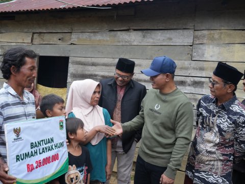 Bupati Solok Serahkan Bantuan Rumah Layak Huni di Nagari Simpang Tanjung Nan Ampek