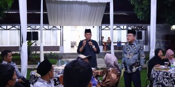 Wako Zulmaeta Bersama Wawako Elzadaswarman Menggelar Buka Puasa  Bersama Para Petugas Kebersihan Kota Payakumbuh