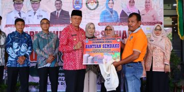 Pemko Payakumbuh Serahkan Paket Sembako Kepada Pekerja Rentan Ekonomi Dalam Program DWP