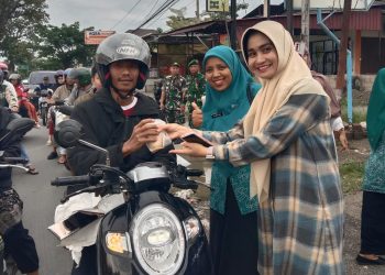 Ratusan Pengendara Terima Paket Takjil Gratis dari ASN Kecamatan dan PKK Payakumbuh Selatan