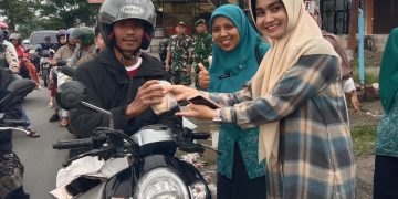 Ratusan Pengendara Terima Paket Takjil Gratis dari ASN Kecamatan dan PKK Payakumbuh Selatan