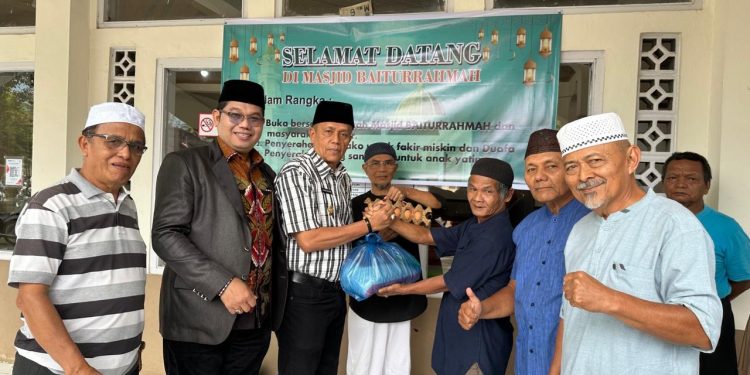 Wali Kota Payakumbuh Melalui Wawako Elzadaswarman Serahkan 70 Paket Sembako Kepada Fakir Miskin dan Duafa Jamaah Masjid Baiturrahmah