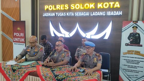 Terkait Vidio Pengawalan dan Foto Viral di Sitinjau Lauik, Kapolres Solok Kota Berikan Klarifikasi dan Sampaikan Permintaan Maaf