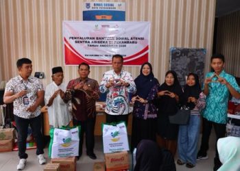 Wawako Elzadaswarman Serahkan Bantuan Asistensi Rehabilitasi Sosial dari Sentra Abiseka Pekanbaru Kementerian Sosial RI kepada Masyarakat