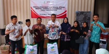 Wawako Elzadaswarman Serahkan Bantuan Asistensi Rehabilitasi Sosial dari Sentra Abiseka Pekanbaru Kementerian Sosial RI kepada Masyarakat 