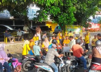 Wakil Ketua DPRD Pasaman Bersama Fraksi Golkar Bagikan Takjil