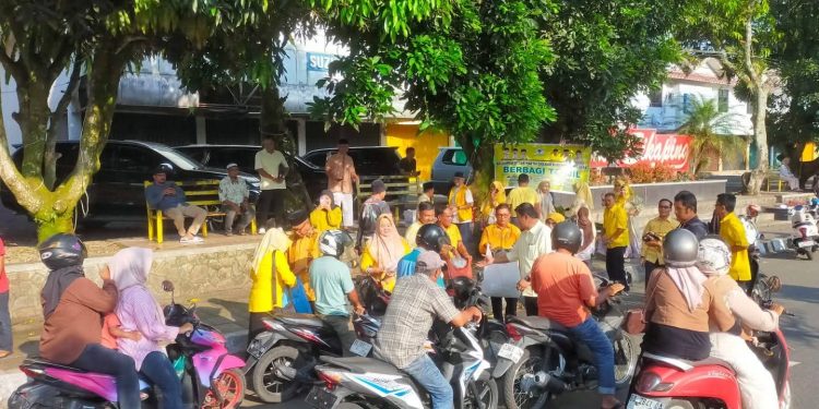 Wakil Ketua DPRD Pasaman Bersama Fraksi Golkar Bagikan Takjil