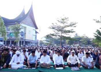 Ribuan Jamaah Padati Halaman Balai Kota Payakumbuh Untuk Melaksanakan Salat Idul Adha 1447 Hijriah