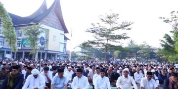 Ribuan Jamaah Padati Halaman Balai Kota Payakumbuh Untuk Melaksanakan Salat Idul Adha 1447 Hijriah