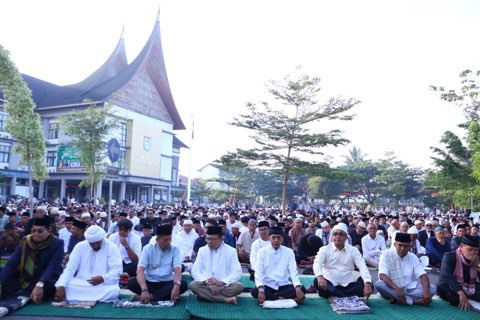 Ribuan Jamaah Padati Halaman Balai Kota Payakumbuh Untuk Melaksanakan Salat Idul Adha 1447 Hijriah