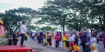 Pemkab Solok Gelar Gerak Jalan Santai dan Senam Bersama di GOR Batubatupang Kotobaru