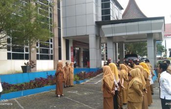 Kadis Kominfo Kab. Solok Pimpin Apel Pagi, Tekankan Peningkatan Kinerja dan Kedisiplinan Pegawai