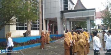 Kadis Kominfo Kab. Solok Pimpin Apel Pagi, Tekankan Peningkatan Kinerja dan Kedisiplinan Pegawai