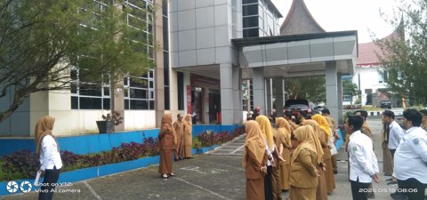 Kadis Kominfo Kab. Solok Pimpin Apel Pagi, Tekankan Peningkatan Kinerja dan Kedisiplinan Pegawai