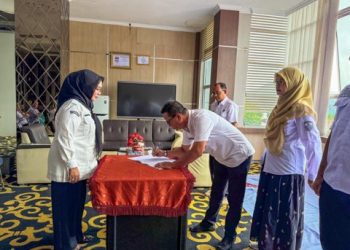 Serah Terima Jabatan Sekretaris dan Kepala Bidang pada Dinas Komunikasi dan Informatika Kabupaten Solok Berlangsung Khidmat