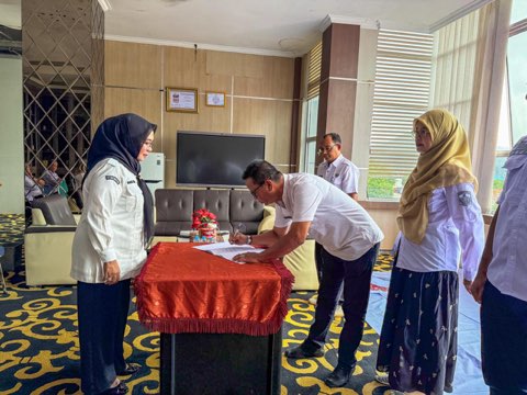 Serah Terima Jabatan Sekretaris dan Kepala Bidang pada Dinas Komunikasi dan Informatika Kabupaten Solok Berlangsung Khidmat