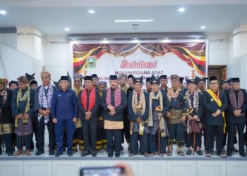 Bupati Solok Hadiri Sosialisasi Pidana Adat dan Pengukuhan Pengurus LKAAM Kabupaten Solok Periode 2024–2029