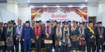 Bupati Solok Hadiri Sosialisasi Pidana Adat dan Pengukuhan Pengurus LKAAM Kabupaten Solok Periode 2024–2029
