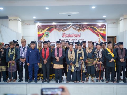 Bupati Solok Hadiri Sosialisasi Pidana Adat dan Pengukuhan Pengurus LKAAM Kabupaten Solok Periode 2024–2029