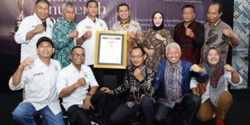 Bersama 15 Tokoh, Bupati Solok DR (HC) Jon Firman Pandu, SH, Terima Penghargaan Tokoh Inspiratif Anugerah SMSI 2026