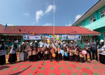 Bunda Guru PGRI Kabupaten Solok, Ny Nia Jon Firman Pandu Hadiri Kegiatan MPLS Ramah di SDN 10 Koto Baru