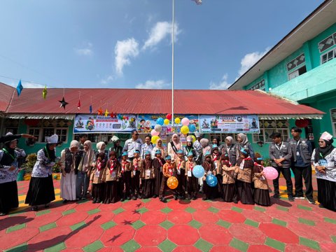 Bunda Guru PGRI Kabupaten Solok, Ny Nia Jon Firman Pandu Hadiri Kegiatan MPLS Ramah di SDN 10 Koto Baru