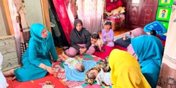 Ketua TP-PKK Kab. Solok Serahkan Bantuan Kepada Warga Terdampak Musibah di Nagari Simpang Tanjung Nan Ampek