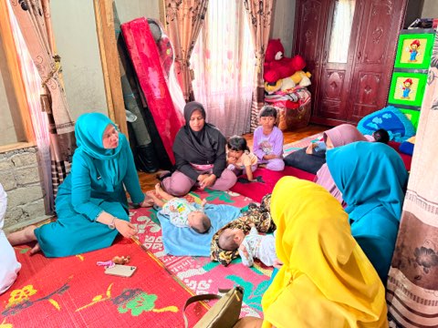 Ketua TP-PKK Kab. Solok Serahkan Bantuan Kepada Warga Terdampak Musibah di Nagari Simpang Tanjung Nan Ampek