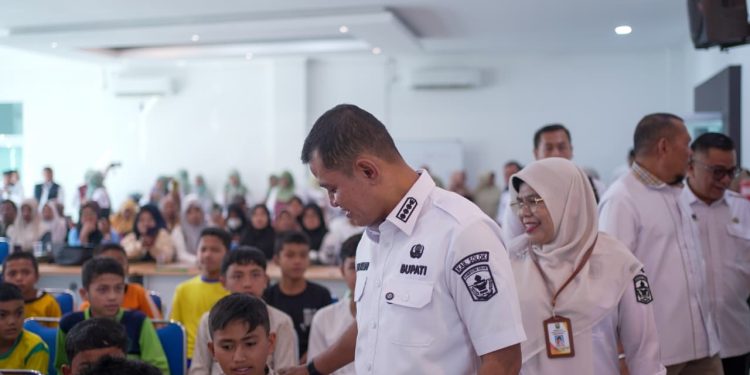 Bupati Jon Firman Pandu Lepas 61 Peserta Didik Sekolah Rakyat Menuju SRT 3 Dharmasraya