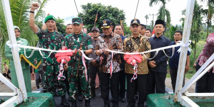 Danrem 032/Wirabraja dan Pemkab Pasaman Resmikan Jembatan Garuda Perintis di Bonjol