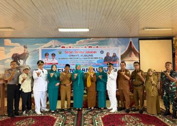 Jabatan Camat dan Ketua TP-PKK Kecamatan Kubung di Serah Terimakan