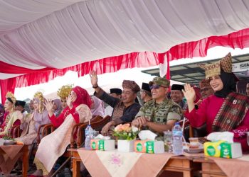 Ribuan Warga Tumpah ke Jalan Lingkar Arosuka Menyaksikan Pawai Alegoris HUT Ke-81 RI di Kabupaten Solok