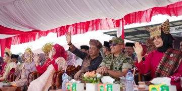 Ribuan Warga Tumpah ke Jalan Lingkar Arosuka Menyaksikan Pawai Alegoris HUT Ke-81 RI di Kabupaten Solok