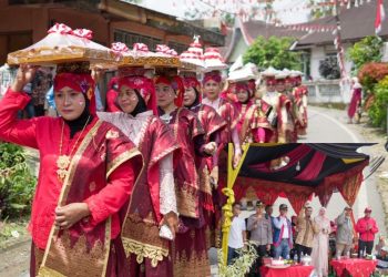 Hadiri Pawai HUT RI ke-81 di Nagari Talang, Bupati Solok Ajak Generasi Muda Songsong Masa Depan Gemilang