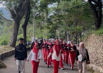 60 Calon Paskibraka Sambut Ny. Kurniati dengan Formasi Khas Pasukan Pengibar Bendera