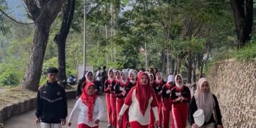 60 Calon Paskibraka Sambut Ny. Kurniati dengan Formasi Khas Pasukan Pengibar Bendera