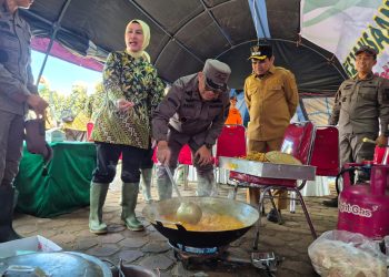 Kajati Sumbar Lakukan Quality Control Sebelum Makanan Dibagikan kepada Korban Galodo