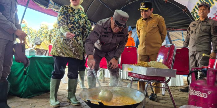 Kajati Sumbar Lakukan Quality Control Sebelum Makanan Dibagikan kepada Korban Galodo